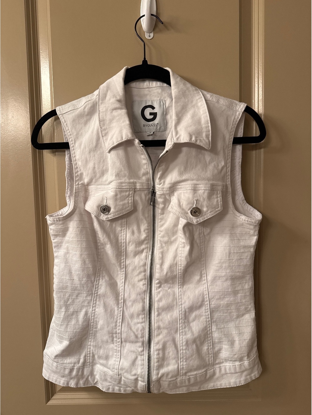 BYGUESS Women's White Sleeveless Denim Vest with Front Zipper and Button Pockets